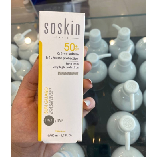 ضد آفتاب فاقد چربی مرطوب کننده و بی رنگ ساسکین SPF 50